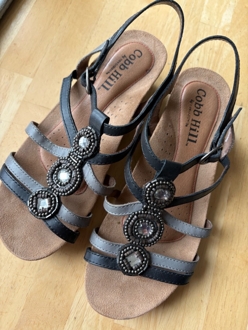 Cobb Hill NWOT “Hannah” Multi-Tonal Black/Gray Strappy Beaded Medallion Sandal 8 - Picture 7 of 10